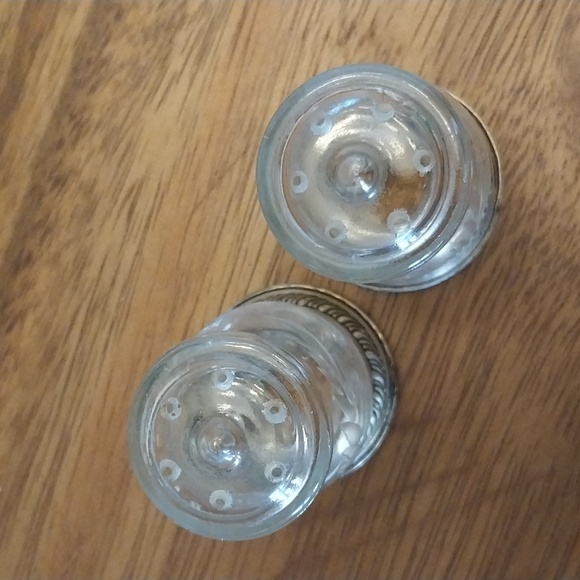 Pair Quaker Sterling Silver Etched Glass Salt & Pepper Shakers - Picture 4 of 13